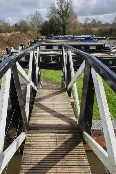 Lock gate op een kanaal op de binnenwateren netwerk van bevaarbare kanalen en waterwegen — Stockfoto