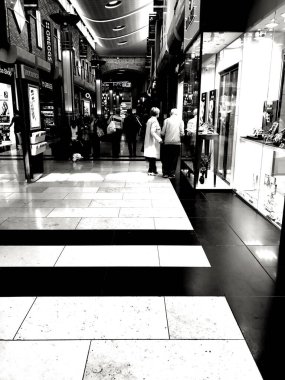  Solihull Şehir Merkezi. Batı Midlands İngiltere, İngiltere. Baharda güneşli bir günde insanlar şehir merkezinde dolaşıp dükkanlara bakıyorlar. Yaya geçidinde vitrinler ve pencereler var..