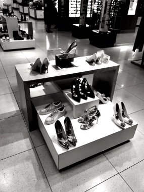  Solihull Şehir Merkezi. Batı Midlands İngiltere, İngiltere. Baharda güneşli bir günde insanlar şehir merkezinde dolaşıp dükkanlara bakıyorlar. Yaya geçidinde vitrinler ve pencereler var..