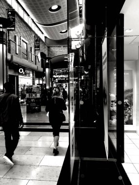  Solihull Şehir Merkezi. Batı Midlands İngiltere, İngiltere. Baharda güneşli bir günde insanlar şehir merkezinde dolaşıp dükkanlara bakıyorlar. Yaya geçidinde vitrinler ve pencereler var..