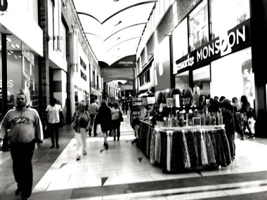  Solihull Şehir Merkezi. Batı Midlands İngiltere, İngiltere. Baharda güneşli bir günde insanlar şehir merkezinde dolaşıp dükkanlara bakıyorlar. Yaya geçidinde vitrinler ve pencereler var..