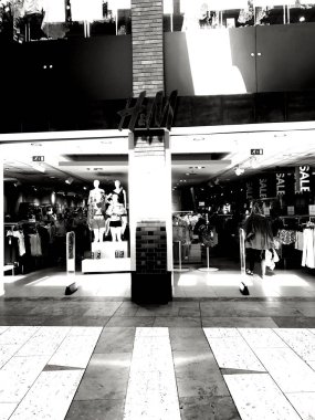  Solihull Şehir Merkezi. Batı Midlands İngiltere, İngiltere. Baharda güneşli bir günde insanlar şehir merkezinde dolaşıp dükkanlara bakıyorlar. Yaya geçidinde vitrinler ve pencereler var..