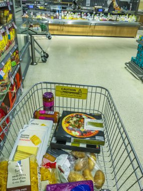 Süpermarket İngiltere 'nin ön plandaki alışveriş arabasının içi.
