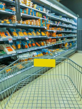 Süpermarket İngiltere 'nin ön plandaki alışveriş arabasının içi.