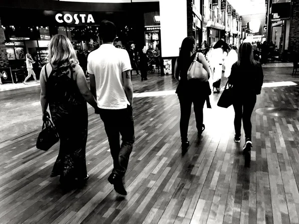 솔리드 하이트 잉글랜드 웨스트 미들랜즈 사람들은 가게를 보면서 중심을 다닙니다 — 스톡 사진