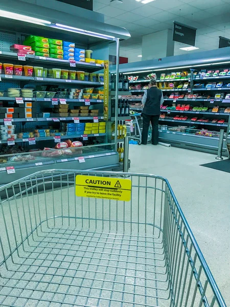 Interior Supermercado Inglaterra Carrinho Compras Primeiro Plano — Fotografia de Stock