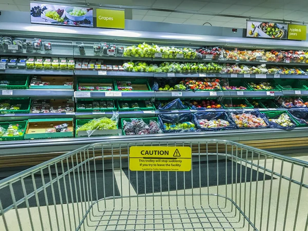 Interior Del Supermercado Inglaterra Reino Unido Carrito Compra Primer Plano —  Fotos de Stock