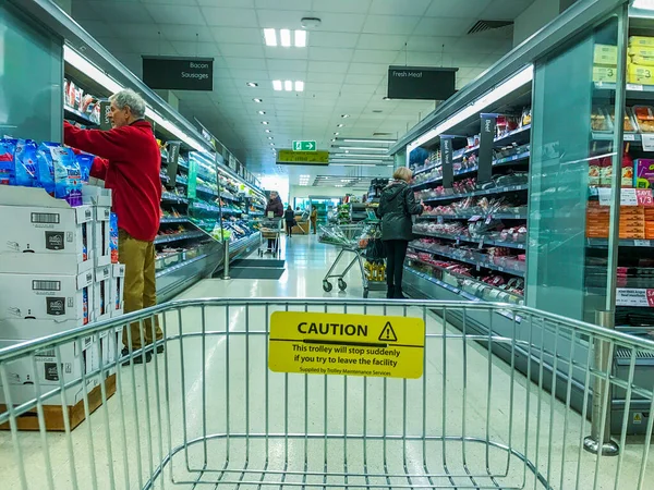 Interiör Stormarknad England Shoppingvagn Förgrunden — Stockfoto