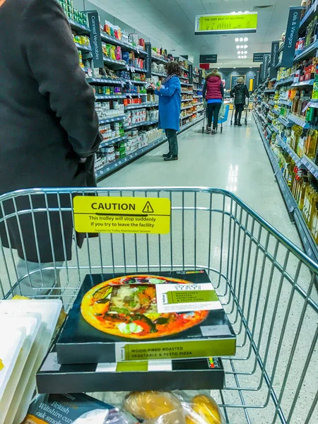 Interior Supermercado Inglaterra Carrinho Compras Primeiro Plano — Fotografia de Stock