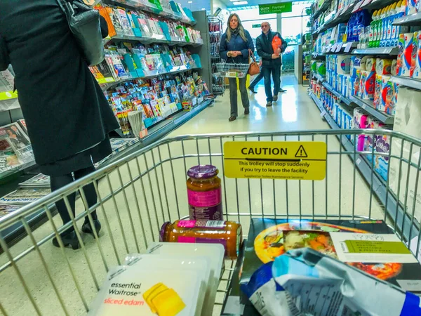 Interiör Stormarknad England Shoppingvagn Förgrunden — Stockfoto