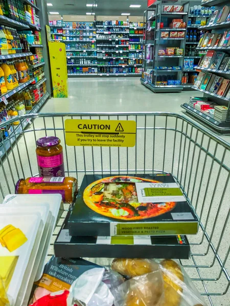 Interior Supermercado Inglaterra Carrinho Compras Primeiro Plano — Fotografia de Stock