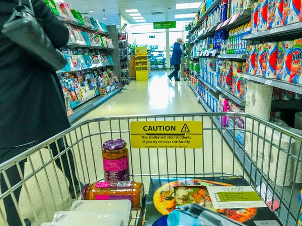 Interior Supermercado Inglaterra Carrinho Compras Primeiro Plano — Fotografia de Stock