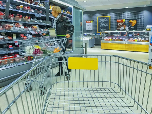 Interior Del Supermercado Inglaterra Reino Unido Carrito Compra Primer Plano — Foto de Stock