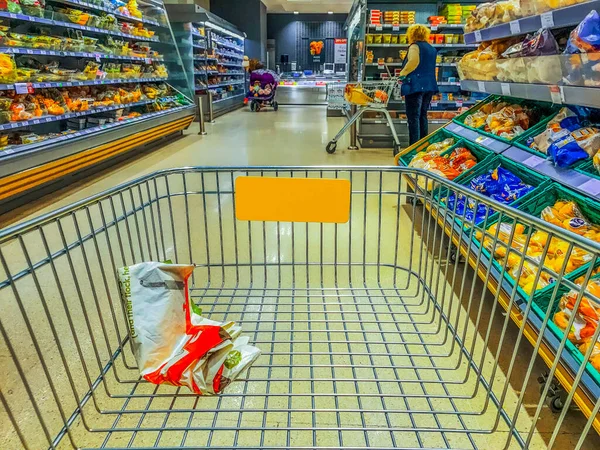 Interior Supermercado Inglaterra Carrinho Compras Primeiro Plano — Fotografia de Stock