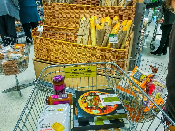 Interieur Van Supermarkt Engeland Winkelwagentje Voorgrond — Stockfoto