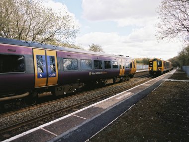 İngiliz demiryolu kırsal tren istasyonu warwickshire İngiltere. Dizel motorlu yolcu trenleri için istasyon platformu.