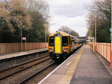 İngiliz demiryolu kırsal tren istasyonu warwickshire İngiltere. Dizel motorlu yolcu trenleri için istasyon platformu.