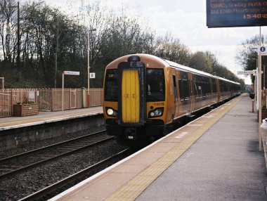 İngiliz demiryolu kırsal tren istasyonu warwickshire İngiltere. Dizel motorlu yolcu trenleri için istasyon platformu.