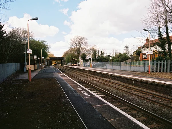 Brits Spoorwegstation Het Platteland Warwickshire Verenigd Koninkrijk Stationsplatform Voor Dieseltreinstellen — Stockfoto