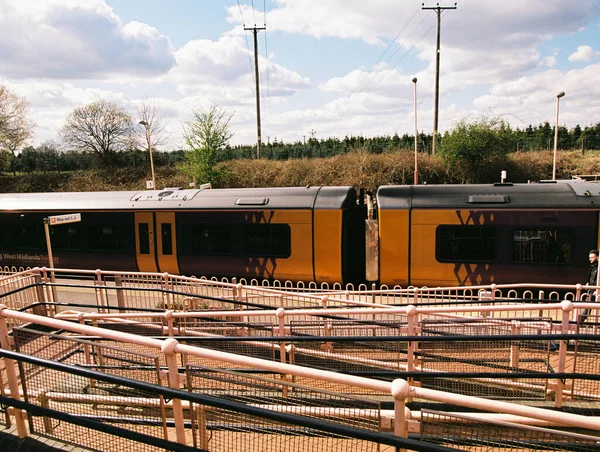 Brittiska Järnvägsstationen Landsbygden Warwickshire England Stationsplattform För Dieseldrivna Pendeltåg — Stockfoto