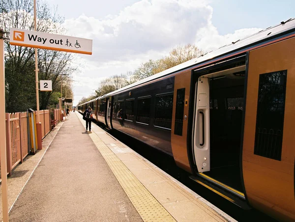 영국의 기차역 워릭셔주 England 통근열차 승강장 — 스톡 사진