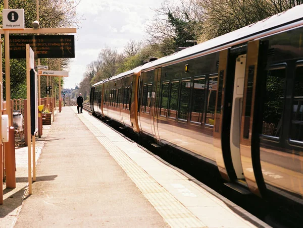 英国铁路乡村火车站 英国沃里克郡 柴油动力通勤客运列车站台 — 图库照片