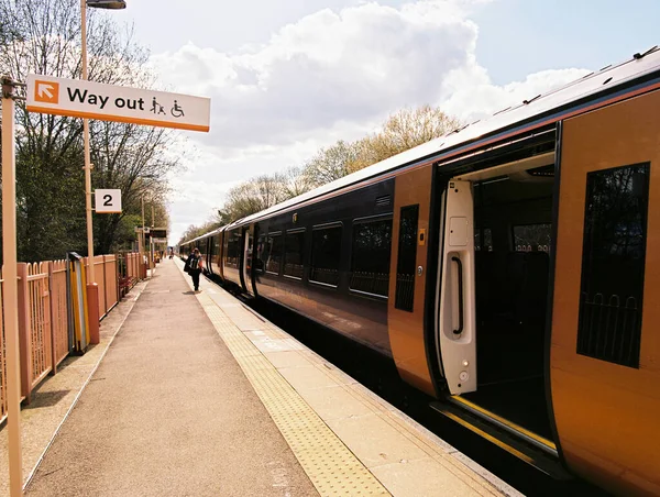 Brittiska Järnvägsstationen Landsbygden Warwickshire England Stationsplattform För Dieseldrivna Pendeltåg — Stockfoto