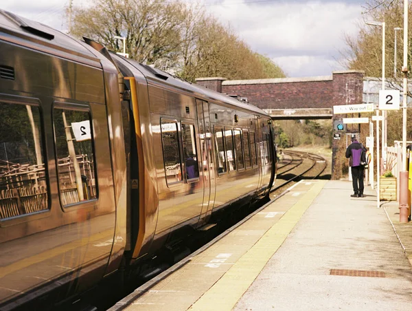 Brytyjska Stacja Kolejowa Warwickshire Anglia Peron Stacji Dla Pociągów Pasażerskich — Zdjęcie stockowe
