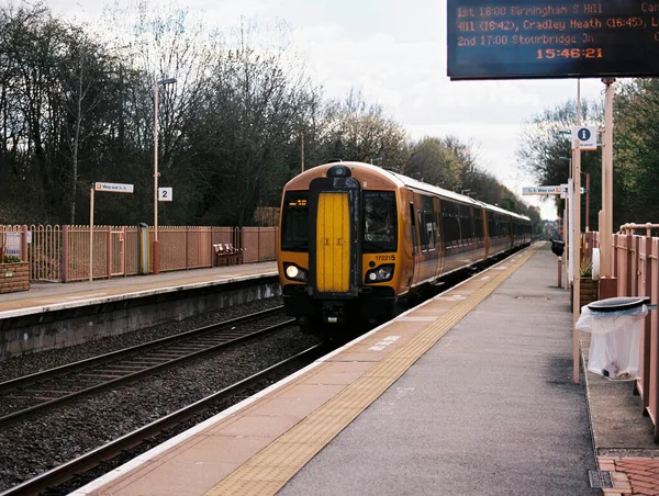 Brittiska Järnvägsstationen Landsbygden Warwickshire England Stationsplattform För Dieseldrivna Pendeltåg — Stockfoto