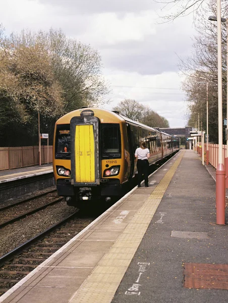 Brittiska Järnvägsstationen Landsbygden Warwickshire England Stationsplattform För Dieseldrivna Pendeltåg — Stockfoto