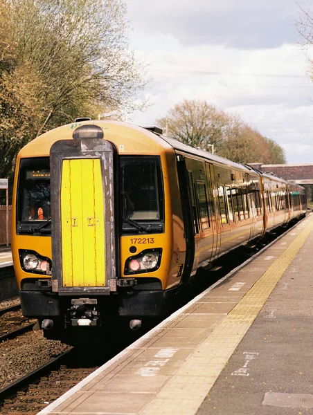 Brittiska Järnvägsstationen Landsbygden Warwickshire England Stationsplattform För Dieseldrivna Pendeltåg — Stockfoto