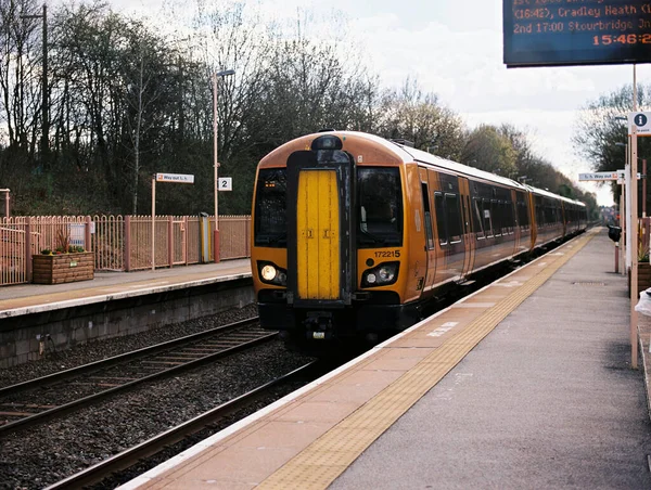 Brittiska Järnvägsstationen Landsbygden Warwickshire England Stationsplattform För Dieseldrivna Pendeltåg — Stockfoto