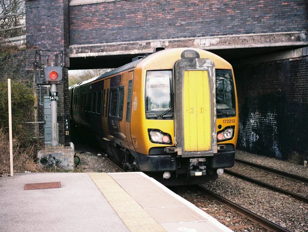 Brittiska Järnvägsstationen Landsbygden Warwickshire England Stationsplattform För Dieseldrivna Pendeltåg — Stockfoto