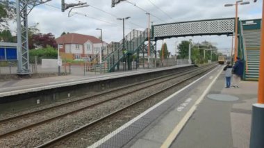 İngiliz tren istasyonundan geçen dizel yolcu treni..