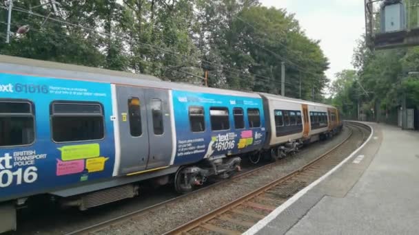 Comboio Diesel Passageiros Que Atravessa Estação Ferroviária Britânica — Vídeo de Stock