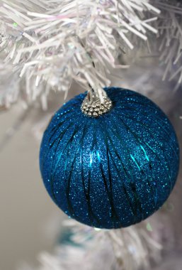 Glitter aqua süsleme beyaz Noel ağacı üzerinde