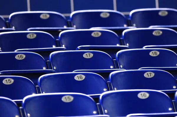 Sillas azules para asientos en el estadio — Foto de Stock