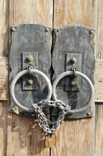 체인으로 오래 된 나무 문에 자물쇠 — 스톡 사진