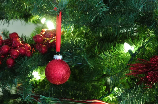 Gedecoreerde kerstboom — Stockfoto