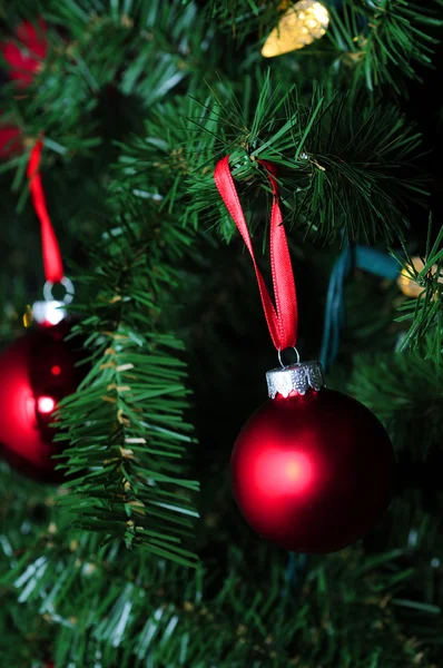 Röda glaskulor för julgransdekorationer — Stockfoto