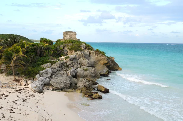 Maya ruïne tegen tropisch strand landschap — Stockfoto