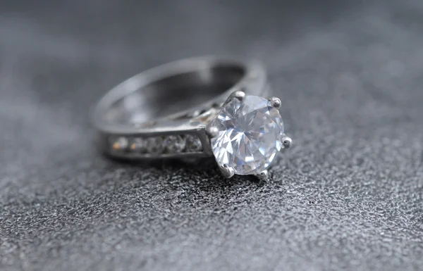 Grande anello di fidanzamento Diamond — Foto Stock