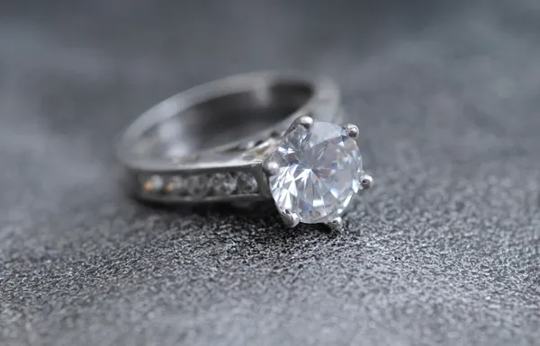 Обручальное кольцо Big Diamond Стоковое Фото
