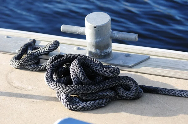 Cleat and rope on dock — Stock Photo, Image