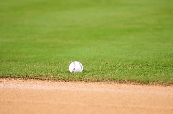 Beisebol em campo — Fotografia de Stock