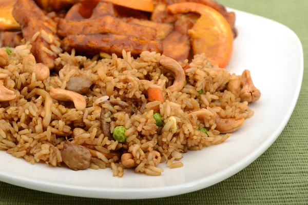 Close up van gebakken rijst op een plaat met tofu — Stockfoto
