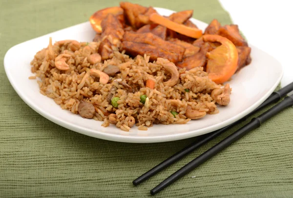 Smażony ryż i gotowe tofu — Zdjęcie stockowe