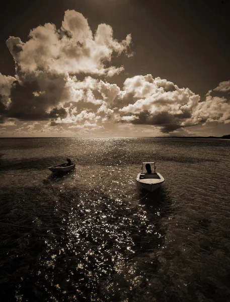 黑色和白色的小船在巴哈马 — 图库照片