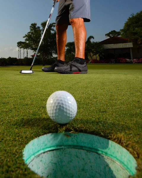 Golfista de golfe e close-up de bola de golfe — Fotografia de Stock