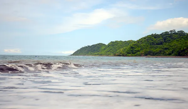 Океан и зеленые горы в Панаме — стоковое фото